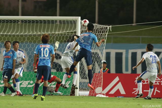 1点を巡る、ゴール前での両チームの激しい攻防【明治安田Ｊ２ 第25節 讃岐vs大分】