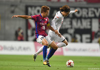 激しく火花を散らす渡邉 千真（神戸）と和田 拓也（大宮）【明治安田Ｊ１ 第19節 神戸vs大宮】