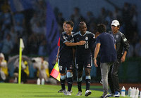 リードを３点に広げるゴールを決め名波浩監督とハイタッチを交わすアダイウトン（磐田）【明治安田Ｊ１ 第19節 川崎Ｆvs磐田】