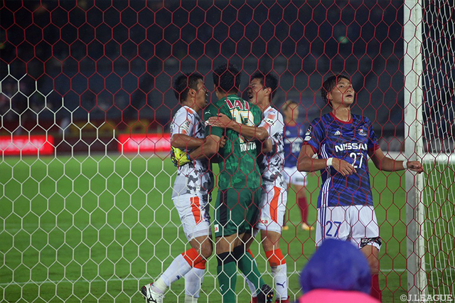 前半終了間際のPKのピンチをビッグセーブで凌いだ六反 勇治（清水）【明治安田Ｊ１ 第19節 横浜FMvs清水】