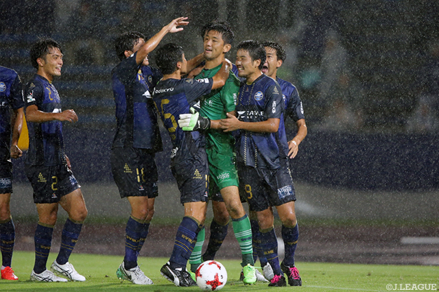 前半アディショナルタイムに迎えたPKのピンチに田中 マルクス闘莉王（京都）のシュートを止めたGK髙原 寿康（町田）【明治安田Ｊ２ 第25節 町田vs京都】