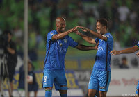 48分に右足で均衡を破る先制ゴールを決めたジネイ（湘南）【明治安田Ｊ２ 第25節 湘南vs徳島】