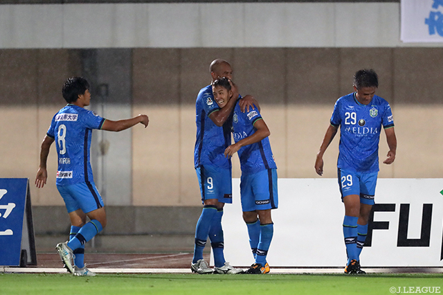 ジネイからのボールを左足で決め貴重な追加点を決めた秋野 央樹（湘南）【明治安田Ｊ２ 第25節 湘南vs徳島】