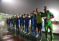 ホームでの快勝をファン・サポーターと喜ぶ湘南の選手達【明治安田Ｊ２ 第25節 湘南vs徳島】