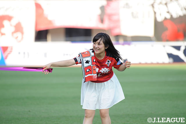 熊本の公式応援女子マネージャーの鈴木みのりさん【明治安田Ｊ２ 第25節 熊本vs名古屋】