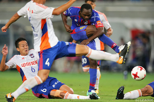 強引な突破から見事に同点弾を決めたピーター ウタカ（FC東京）【明治安田Ｊ１ 第19節 FC東京vs新潟】