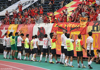 久々のアウェイ勝利の喜びをファン・サポーターと分かち合った名古屋の選手たち【明治安田Ｊ２ 第25節 熊本vs名古屋】