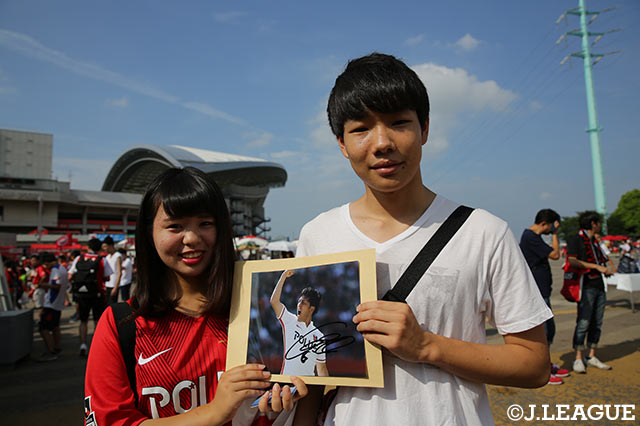 遠藤選手のサイン入りフォトを手にした浦和サポのカップル【明治安田Ｊ１ 第20節 浦和vs大宮】