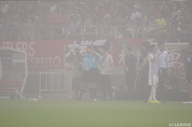 後半途中、濃霧のため試合が一時中断に【明治安田Ｊ１ 第20節 鹿島vs仙台】