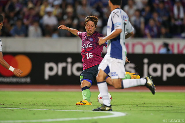 鋭いミドルシュートでゴールを強襲した松橋 優（甲府）【明治安田Ｊ１ 第20節 甲府vsＧ大阪】