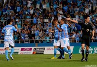  19分に同点ゴールが決まり、喜び合う横浜FCの選手たち【明治安田Ｊ２ 第26節 横浜FCvs大分】