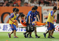 7試合勝利のない新潟は9分にロメロ フランクが早くも負傷交代する苦しい展開【明治安田Ｊ１ 第20節 新潟vs横浜FM】