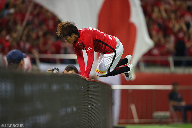失点から3分後の追加点で再度リードをもたらした柏木 陽介（浦和）【明治安田Ｊ１ 第20節 浦和vs大宮】