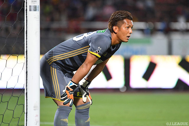 ファインセーブでゴールを死守した白井 裕人（金沢）【明治安田Ｊ２ 第26節 金沢vs東京Ｖ】