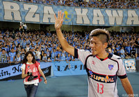 試合後に古巣川崎Ｆのファン・サポーターに挨拶をした大久保 嘉人（FC東京）【明治安田Ｊ１ 第20節 川崎ＦvsFC東京】