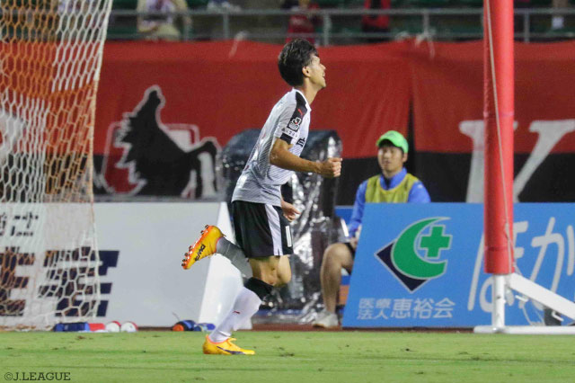 熊本のＪ２アウェイ通算200得点目となる決勝ミドルを決めた八久保 颯（熊本）【明治安田Ｊ２ 第26節 山口vs熊本】