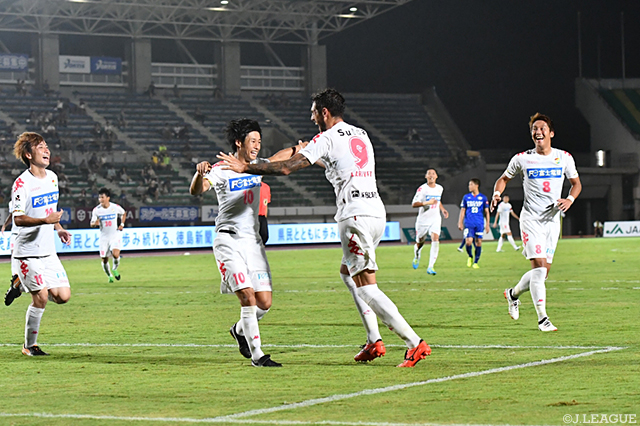 前半アディショナルタイムに今季10点目となる先制ゴールを決めたラリベイ（千葉）【明治安田Ｊ２ 第26節 徳島vs千葉】