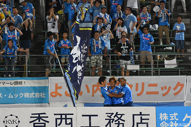 71分に木島 徹也からのボールを左足で決めてリードを広げた高木 和正（讃岐）【明治安田Ｊ２ 第26節 讃岐vs水戸】