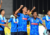 8試合ぶりの勝利をファン・サポーターと喜ぶ先制ゴールの馬場 賢治（讃岐）【明治安田Ｊ２ 第26節 讃岐vs水戸】