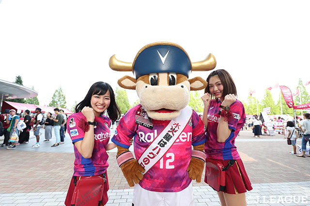 美女に囲まれてもポーカーフェイスを保つモーヴィ【明治安田Ｊ１ 第21節 神戸vs鹿島】