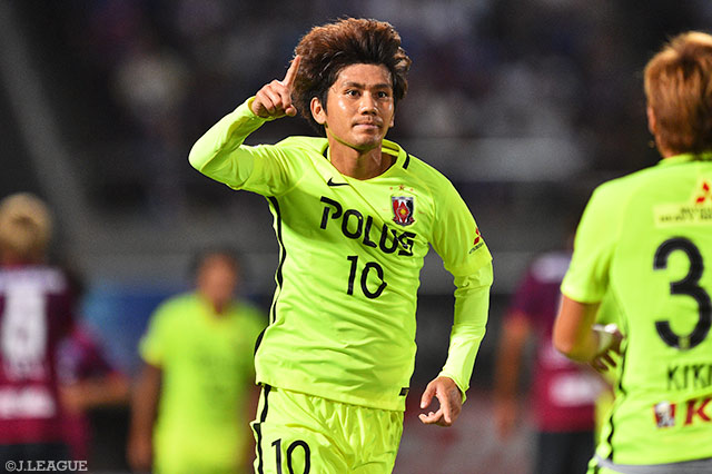 2試合連続ゴールとなる先制点を華麗に決めた柏木 陽介（浦和）【明治安田Ｊ１ 第21節 甲府vs浦和】