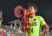 試合後、浦和のファン・サポーターに感謝の気持ちを伝えた関根 貴大【明治安田Ｊ１ 第21節 甲府vs浦和】