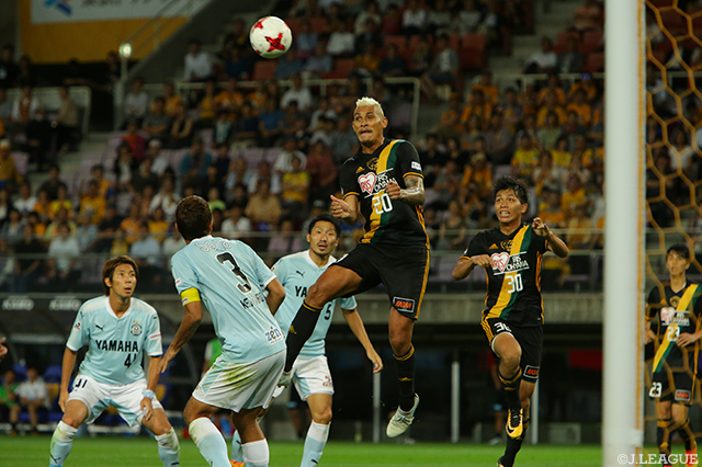 ヘディングでゴールを狙ったクリスラン（仙台）【明治安田Ｊ１ 第21節 仙台vs磐田】