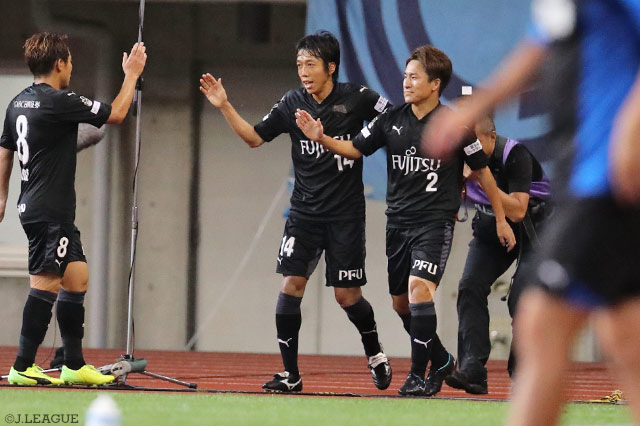 今季5得点目となる追加点を決め、リードを2点に広げた中村 憲剛（川崎Ｆ）【明治安田Ｊ１ 第21節 新潟vs川崎Ｆ】