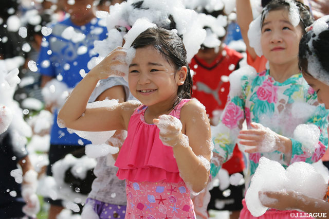 ニンスタでは泡マシーンから大量の泡が飛び出す泡フェスが開催！【明治安田Ｊ２ 第27節 愛媛vs水戸】