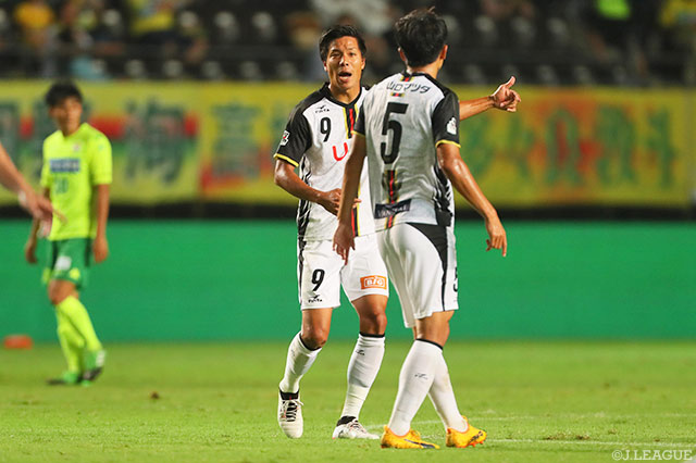 89分に貴重な同点PKを決めた岸田 和人（山口）【明治安田Ｊ２ 第27節 千葉vs山口】