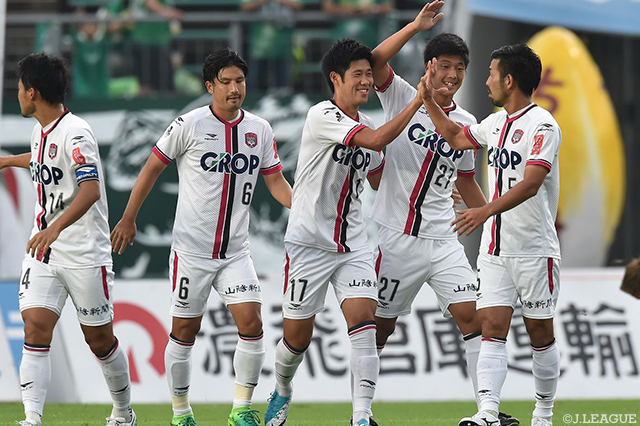 ８分に先制となる2試合連続ゴールを決めたパク ヒョンジン（岡山）【明治安田Ｊ２ 第27節 岐阜vs岡山】