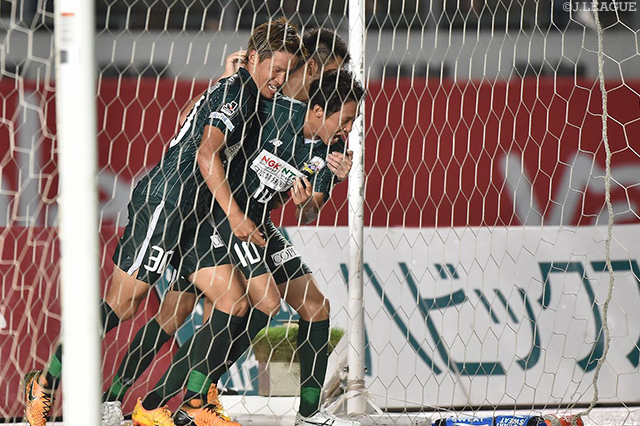 84分にヘディングで同点ゴールを決めた庄司 悦大（岐阜 #10）【明治安田Ｊ２ 第27節 岐阜vs岡山】