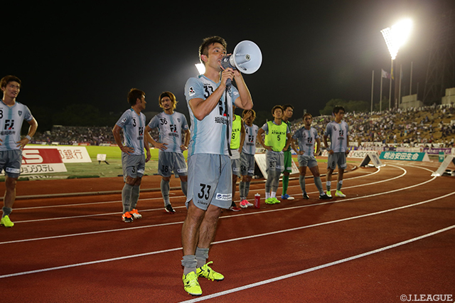 競り勝った福岡は３試合連続の完封勝利。写真はファン・サポーターと喜びを分かち合う山瀬 功治【明治安田Ｊ２ 第27節 京都vs福岡】