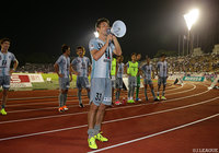 競り勝った福岡は３試合連続の完封勝利。写真はファン・サポーターと喜びを分かち合う山瀬 功治【明治安田Ｊ２ 第27節 京都vs福岡】