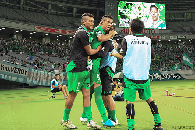 89分にドウグラス ヴィエイラの決勝ヘッドで7試合ぶりの白星を挙げた東京【明治安田Ｊ２ 第27節 東京Ｖvs熊本】