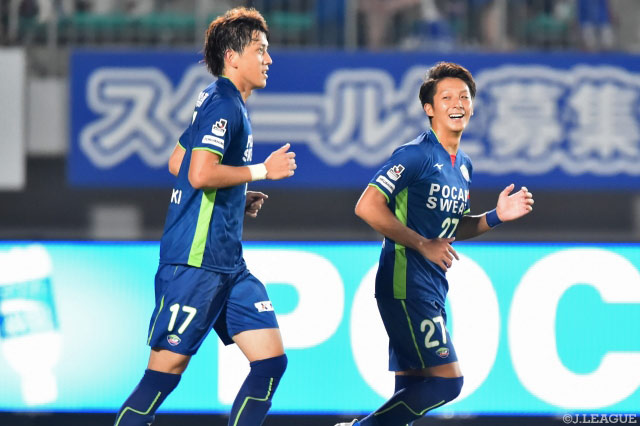 徳島の同点ゴールを決めた山﨑 凌吾（左）と逆転ゴールを奪取した馬渡 和彰（右）【明治安田Ｊ２ 第27節 徳島vs横浜FC】