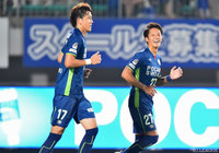 徳島の同点ゴールを決めた山﨑 凌吾（左）と逆転ゴールを奪取した馬渡 和彰（右）【明治安田Ｊ２ 第27節 徳島vs横浜FC】