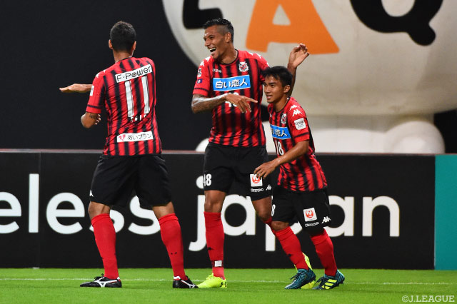 相手GKの股下を抜く巧みな一撃で先制点を挙げたジェイ（札幌 #48）【明治安田Ｊ１ 第22節 札幌vs甲府】