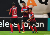 相手GKの股下を抜く巧みな一撃で先制点を挙げたジェイ（札幌 #48）【明治安田Ｊ１ 第22節 札幌vs甲府】