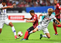 甲府守備陣のタイトなマークを受けたチャナティップ（札幌）【明治安田Ｊ１ 第22節 札幌vs甲府】