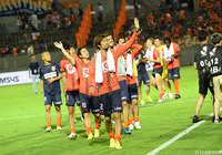 ６試合ぶりの白星をファン・サポーターと喜ぶ大宮の選手達【明治安田Ｊ１ 第22節 大宮vs新潟】