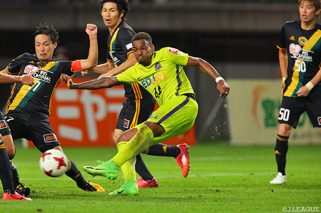 チーム最多4本のシュートを放ったアンデルソン ロペス（広島）【明治安田Ｊ１ 第22節 仙台vs広島】