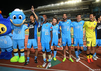 ホームでの首位鹿島撃破をファン・サポーターと喜ぶ川崎Ｆの選手達【明治安田Ｊ１ 第22節 川崎Ｆvs鹿島】