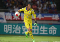 試合終盤に流れを引き寄せるビッグセーブを見せたGK大久保 択生（FC東京）【明治安田Ｊ１ 第22節 FC東京vs神戸】