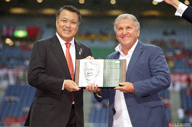 日本サッカー殿堂記念品贈呈セレモニーに出席した日本サッカー協会の田嶋 幸三会長とジーコ氏【スルガ銀行チャンピオンシップ2017 浦和vsシャペコエンセ】