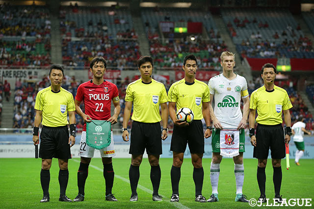 整列する両チームの主将と審判団【スルガ銀行チャンピオンシップ2017 浦和vsシャペコエンセ】