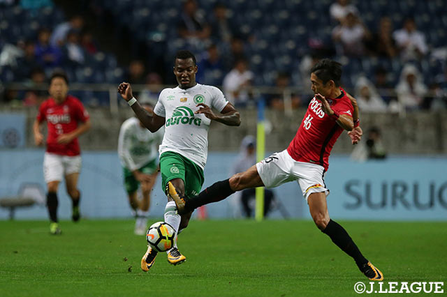 ボール保持者にチェックに行く森脇 良太（浦和）。球際の攻防は激しさを増すばかり【スルガ銀行チャンピオンシップ2017 浦和vsシャペコエンセ】