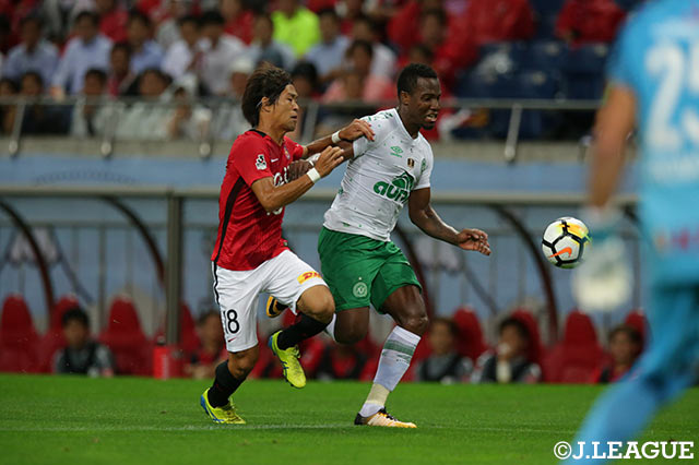 サイドで激しい攻防をみせる駒井 善成（浦和）。守備だけでなく攻撃でも特徴を発揮した【スルガ銀行チャンピオンシップ2017 浦和vsシャペコエンセ】