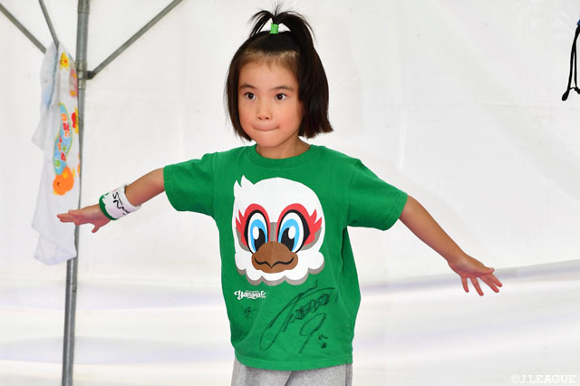 細いテープの上でバランスを取る女の子。集中した顔が美しいです【明治安田Ｊ２ 第28節 松本vs山形】