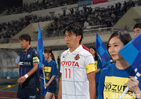 名古屋の先頭に立って入場する佐藤 寿人。ここからゴール量産なるか【明治安田Ｊ２ 第28節 町田vs名古屋】